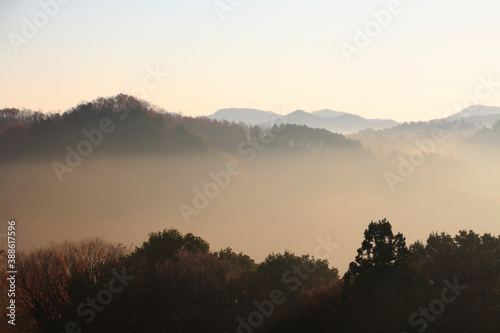 朝靄の山並み