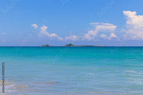 Fototapeta Naklejka Na Ścianę i Meble -  Beautiful turquoise sea and tropical island