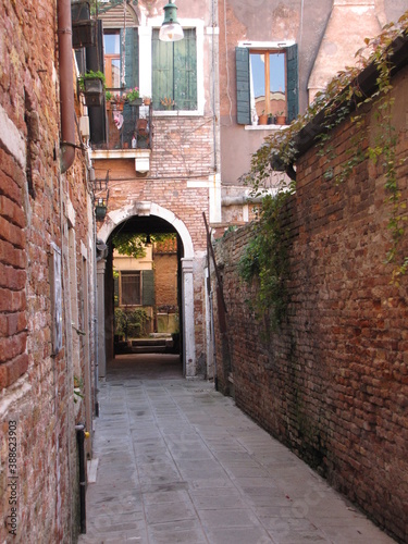 Fototapeta Naklejka Na Ścianę i Meble -  Old brick walk way