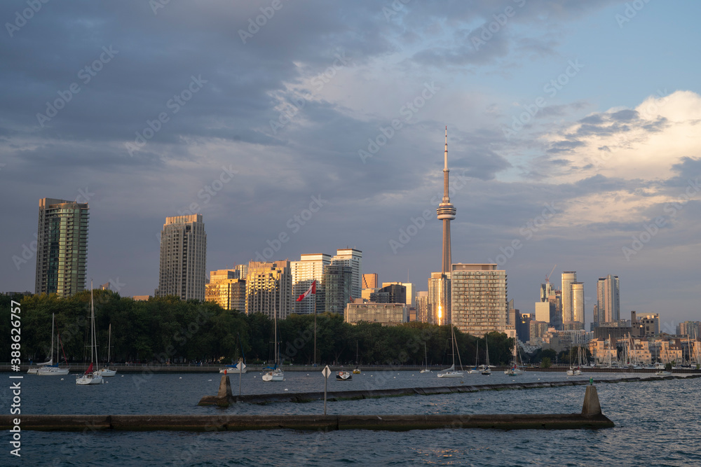 Obraz premium Toronto City Skyline at sunset from Trillium Park in Ontario Canada