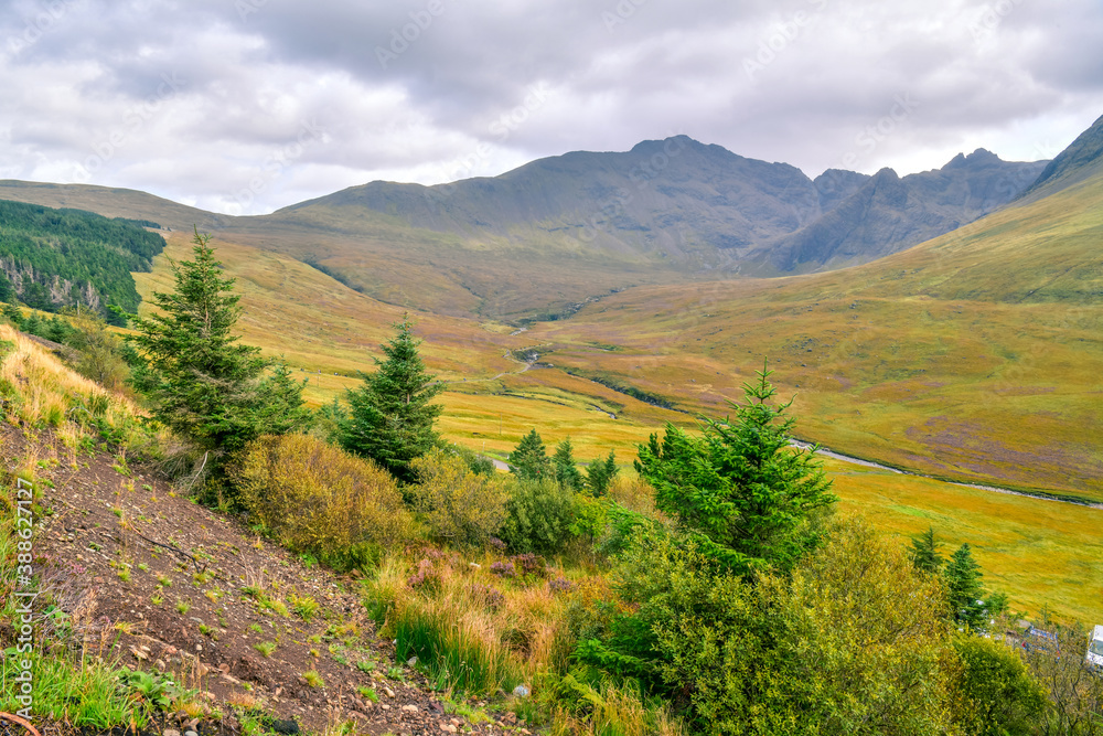 Naklejka premium great views of the mountains on the isle of skye in scotland