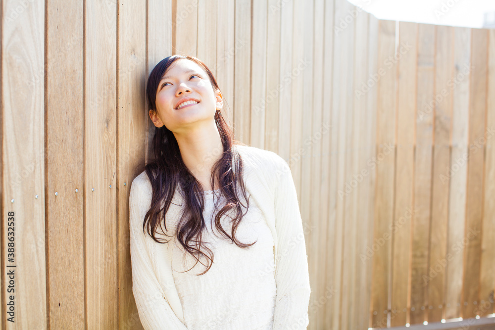 壁にもたれている女性 壁にもたれている女性