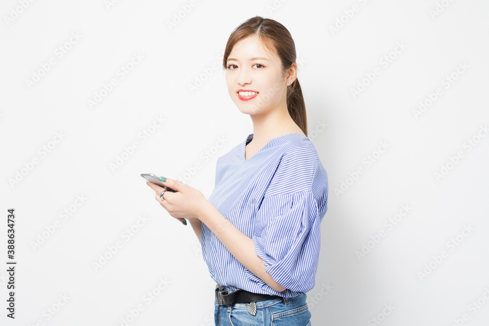 スマホを使う若い女性 スマホを使う若い女性