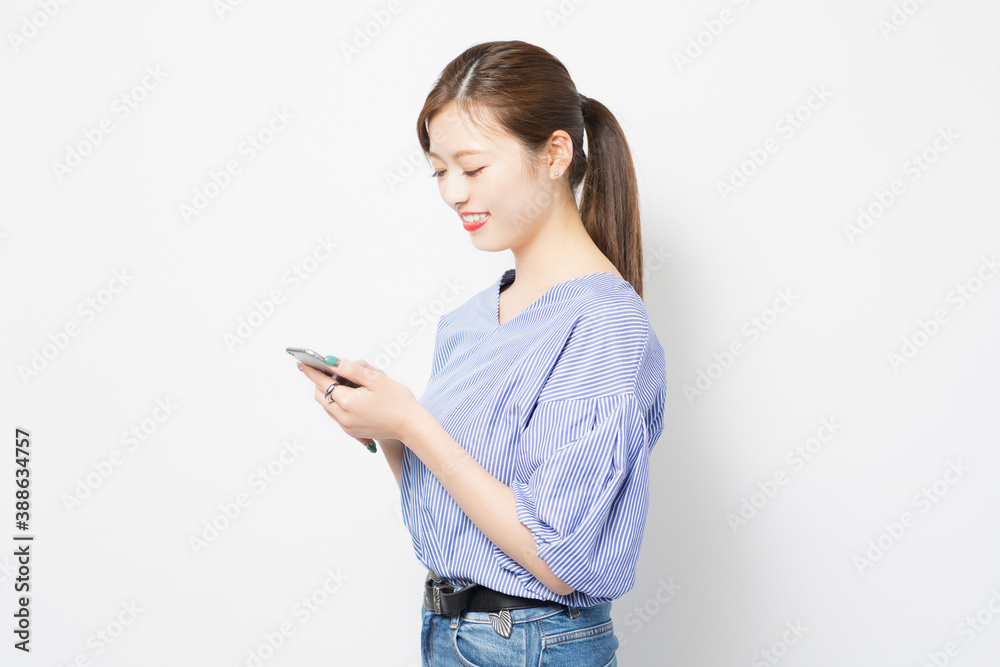 スマホを使う若い女性 スマホを使う若い女性