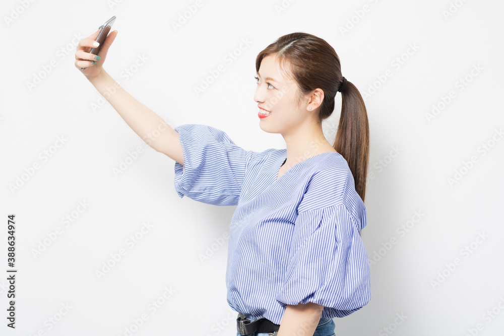 スマホで自撮りする女性 スマホで自撮りする女性
