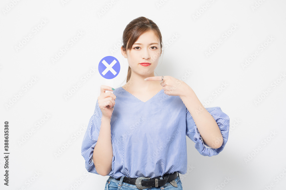 NGのプラカードを持つ若い女性 NGのプラカードを持つ若い女性