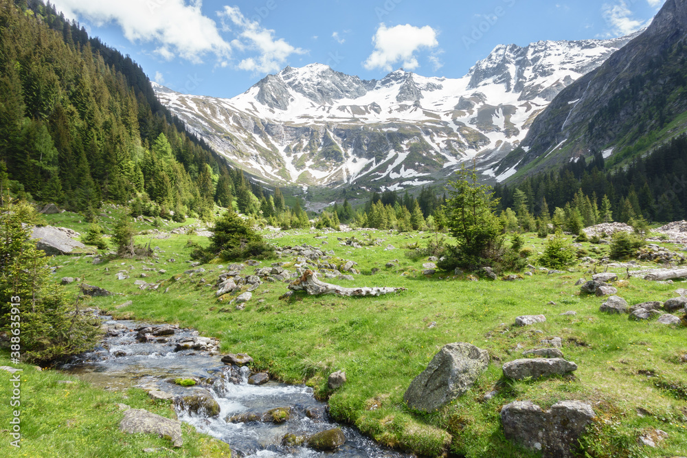 herrliche Berglandschaft mit Gletscher und Gebirgsbach in Österreich