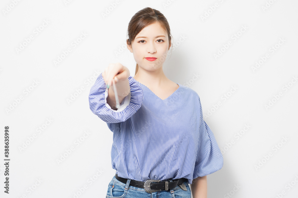 指し棒でポイントを示す若い女性 指し棒でポイントを示す若い女性