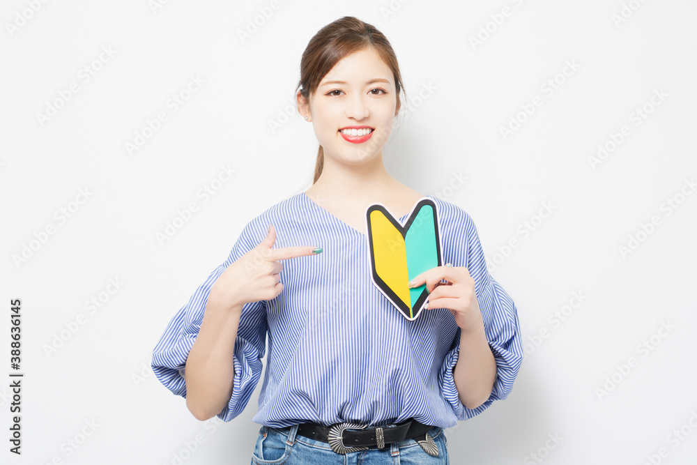 初心者マークを持つ若い女性 初心者マークを持つ若い女性