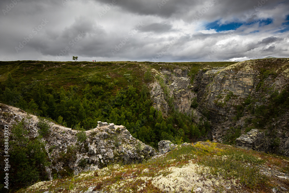 Venabygdsfjellet, canyon with tourists
