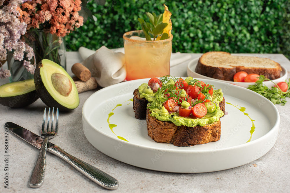 Sándwich con aguacate y tomate 