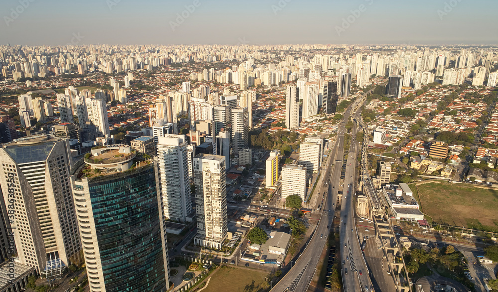 AvenuAerial view of Jornalista Roberto Marinho avenue, near Ponte Estaiada (Estaiada bridge), in Sao Paulo city, Brazil.