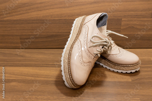 Light colored patent leather shoes. Zapatos de charol color claro.  photo