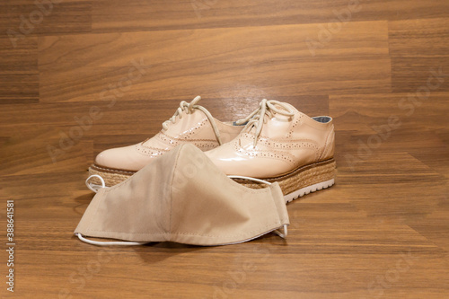 Light-colored patent leather shoes and face masks. Zapatos de charol color claro y tapabocas. photo