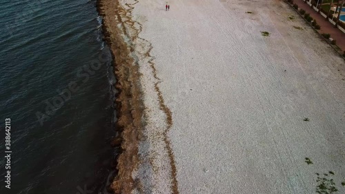 Vista aérea de un drone volando sobre una bonita playa en un día soleado photo