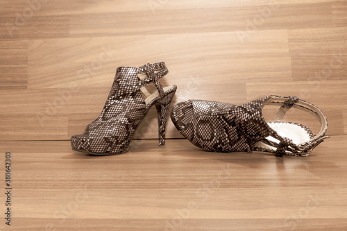 Women's shoes and masks. Zapatos de mujer y tapabocas. photo