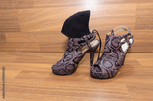 Women's shoes and masks. Zapatos de mujer y tapabocas. photo