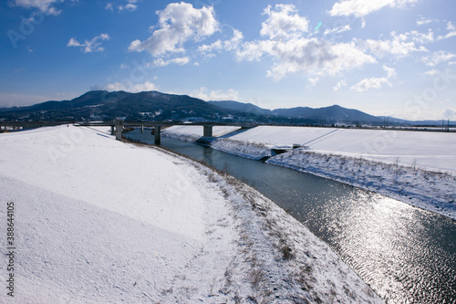 雪景色の衣川と束稲山 © Paylessimages
