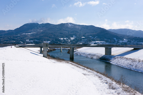 雪景色の衣川と束稲山 © Paylessimages
