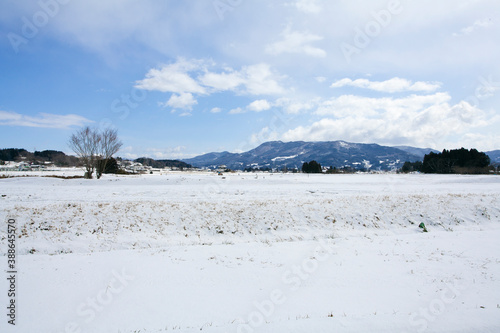 雪が降り積もった長者ヶ原廃寺跡 © Paylessimages
