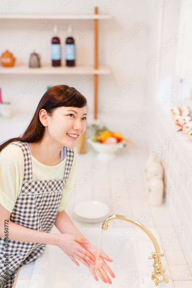 キッチンに立つ女性 キッチンに立つ女性