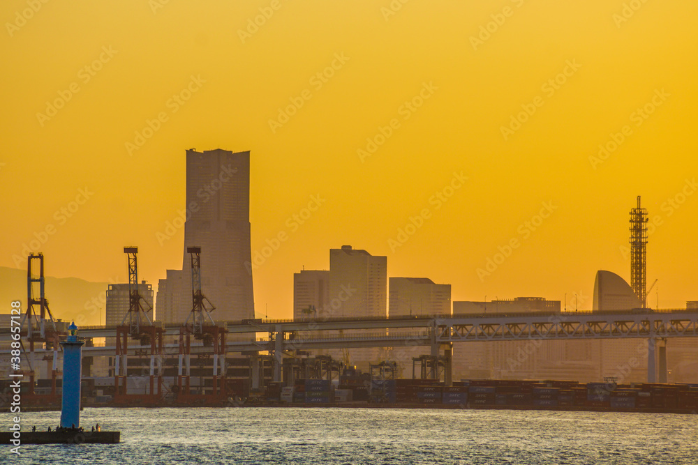 横浜の街並みと夕暮れの太陽