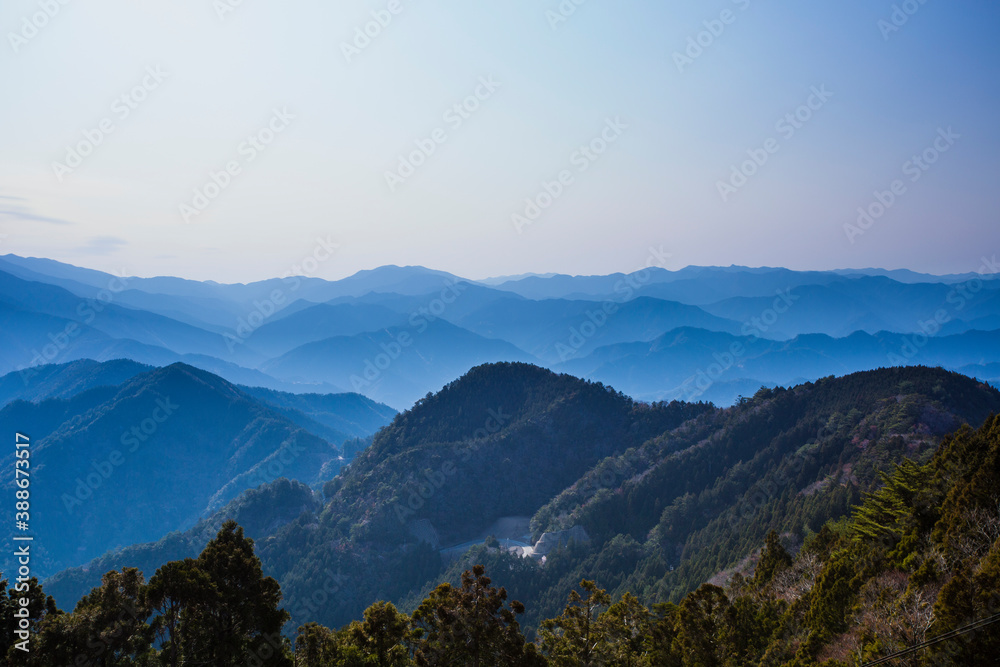 Obraz premium 玉置神社から見た山々の風景