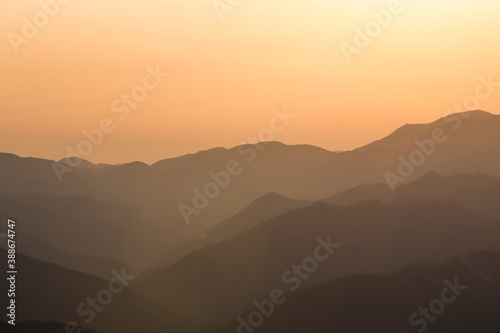 玉置神社から見た山々の夕景 © Paylessimages