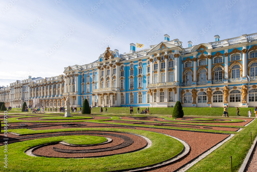 Obraz premium Pushkin, St. Petersburg. August 22, 2020. View of the Catherine Palace in Tsarskoe Selo. Popular historical beautiful place, tourism. Horizontal orientation, selective focus.