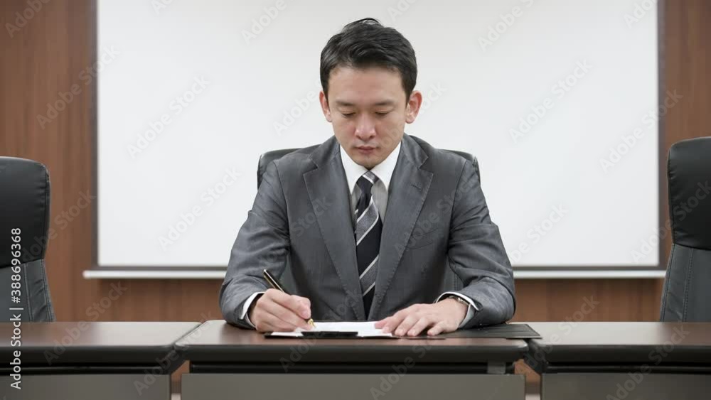 書類を書くビジネスマン