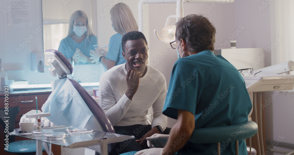 Obraz premium Dentist and client talking in hospital office