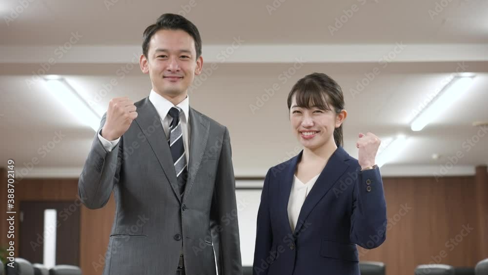 ガッツポーズと腕組みをするビジネスマン ガッツポーズと腕組みをするビジネスマン