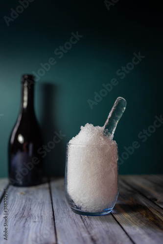 Obraz na płótnie crystal glass with very fine crushed ice on wooden table w salonie
