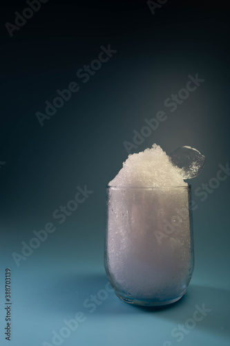 Obraz na płótnie crystal glass with very fine crushed ice on blue background w salonie