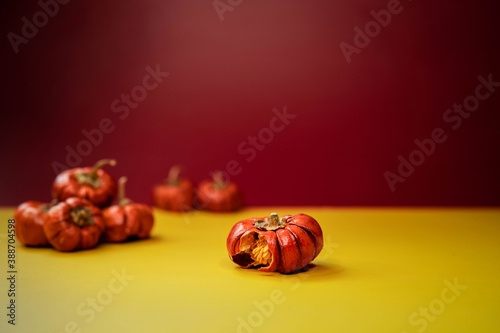 Obraz na płótnie Group of little pumpkins over yellow surface w salonie