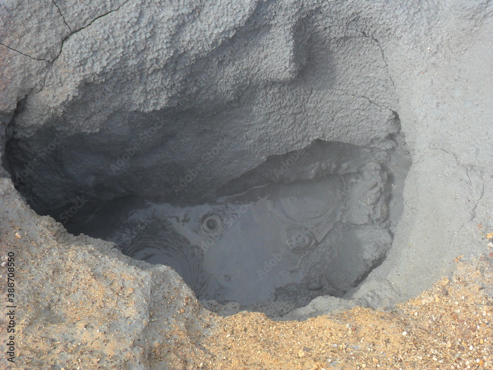 Naklejka premium Hiking in the dark and dramatic nature of Iceland's volcanoes, mountains, fjords, geysers and waterfalls