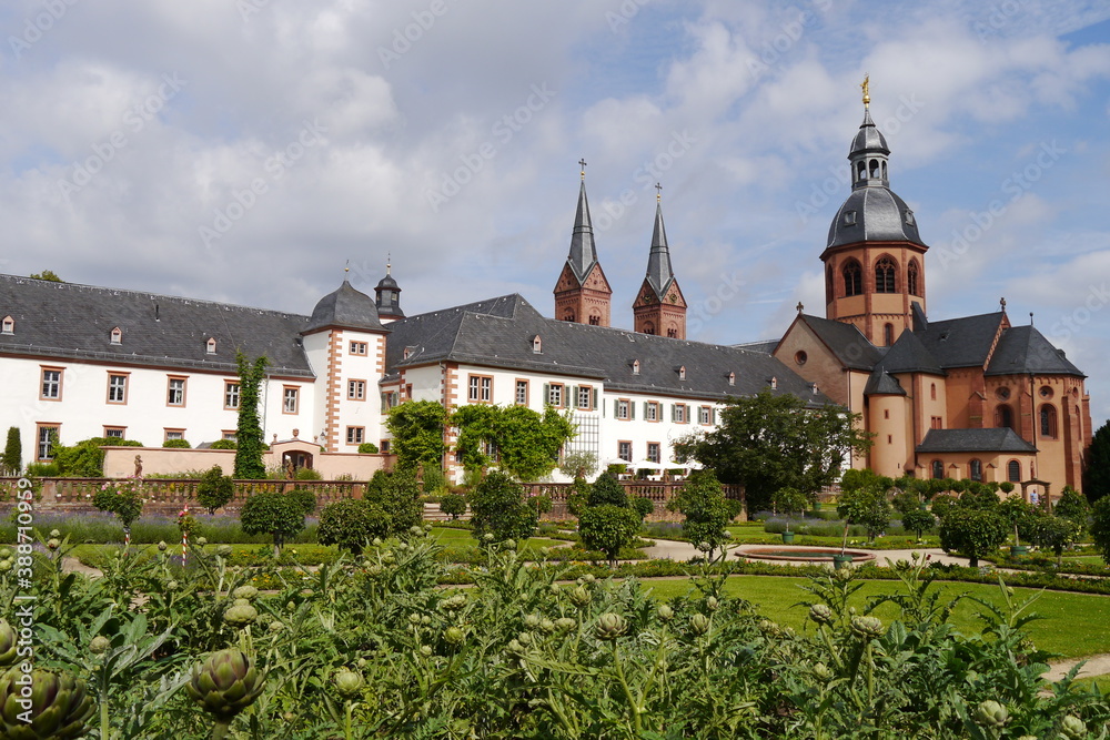 Artischocken im Klostergarten und Einhard-Basilika in Seligenstadt in Hessen