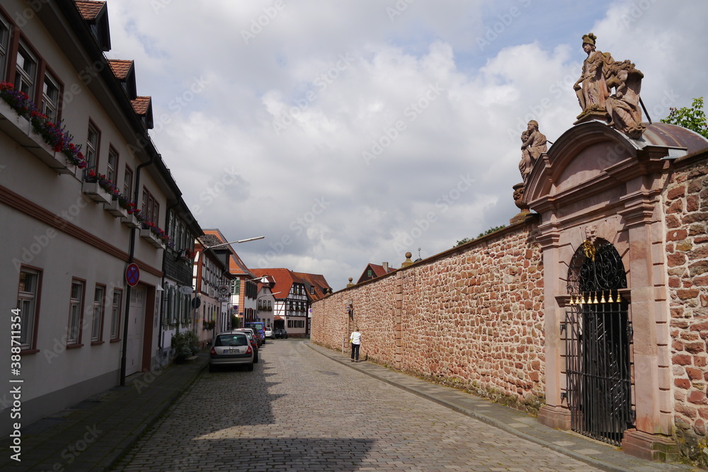 Klostermauer in der Aschaffenburger Straße in Seligenstadt in Hessen am Main