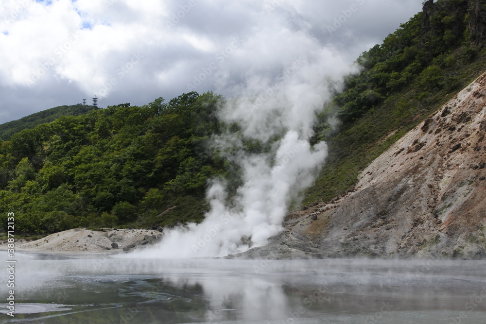 大湯沼　湯気のたつ湖（沼）Hot spring