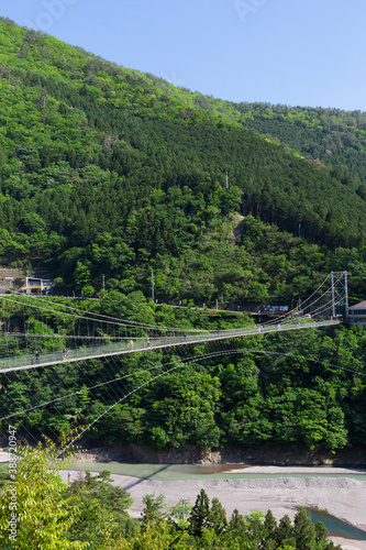 谷瀬の吊り橋と十津川 © Paylessimages