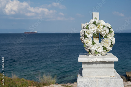 Denkmal für einen verunglückten Menschen, bei der Stadt Mytiline, Insel Lesbos, Griechenland photo