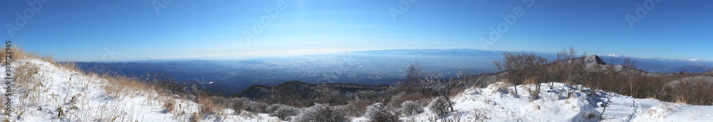 日本百名山”赤城山”長七郎山の頂上からの眺望 (パノラマ)(冬/雪景色)