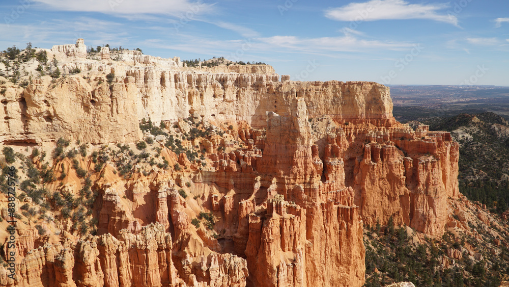 Fototapeta premium Bryce Canyon National Park with views on the sandstone cliffs from bryce point in Utah, USA.