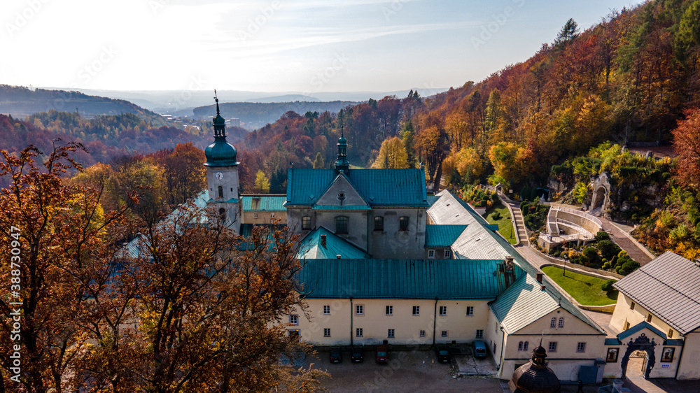 Naklejka premium Klasztor karmelitów bosych w Czernej, sanktuarium Matki Bożej Szkaplerznej z lotu ptaka jesienią
