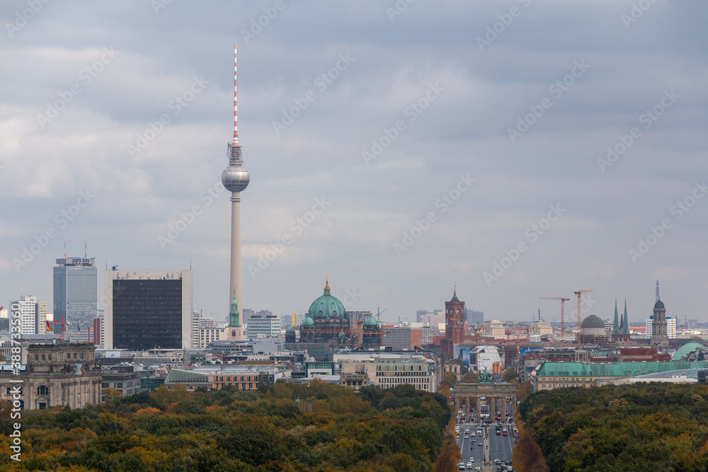 Obraz premium Cityscape of Berlin from the Siegessäule