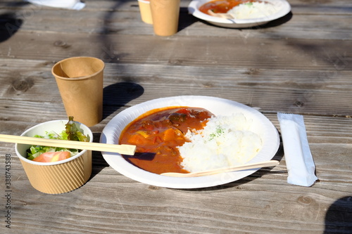 外で食べるカレーライス