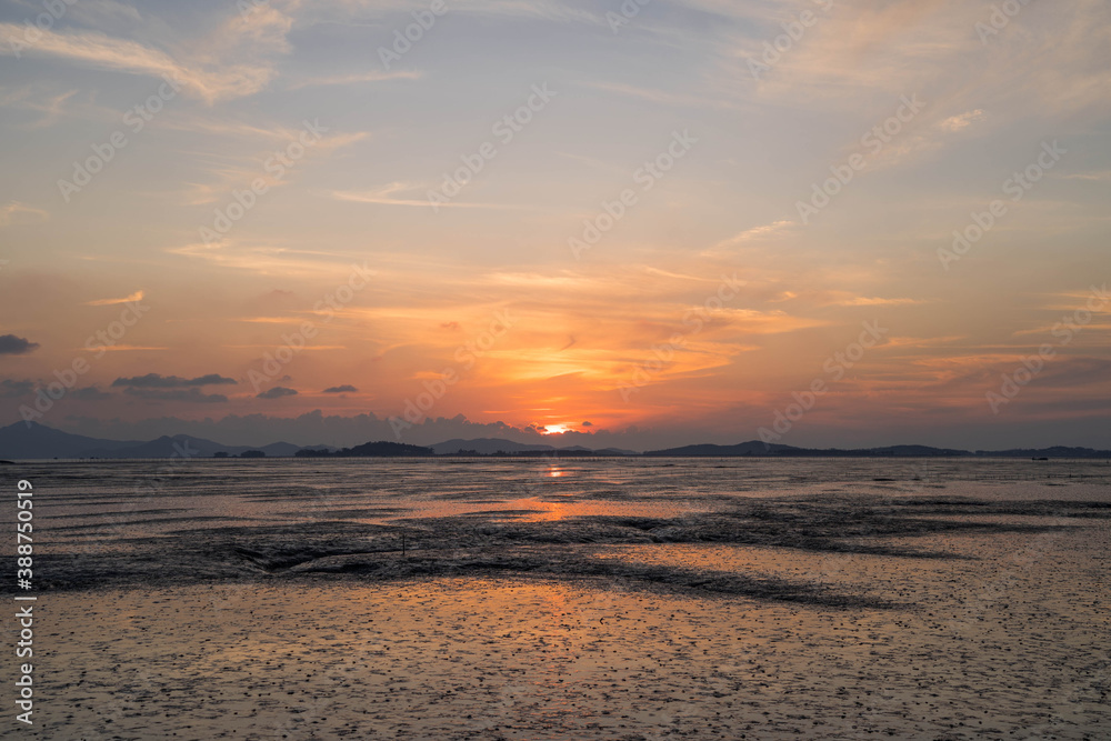 Obraz premium The mud flat where the sunset is reflected
