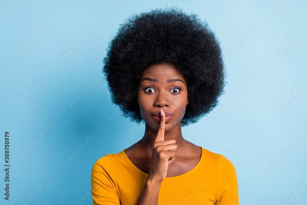 Photo portrait of black skinned girl keeping finger near lips speechless quietly isolated on vibrant blue color background - obrazy, fototapety, plakaty 
