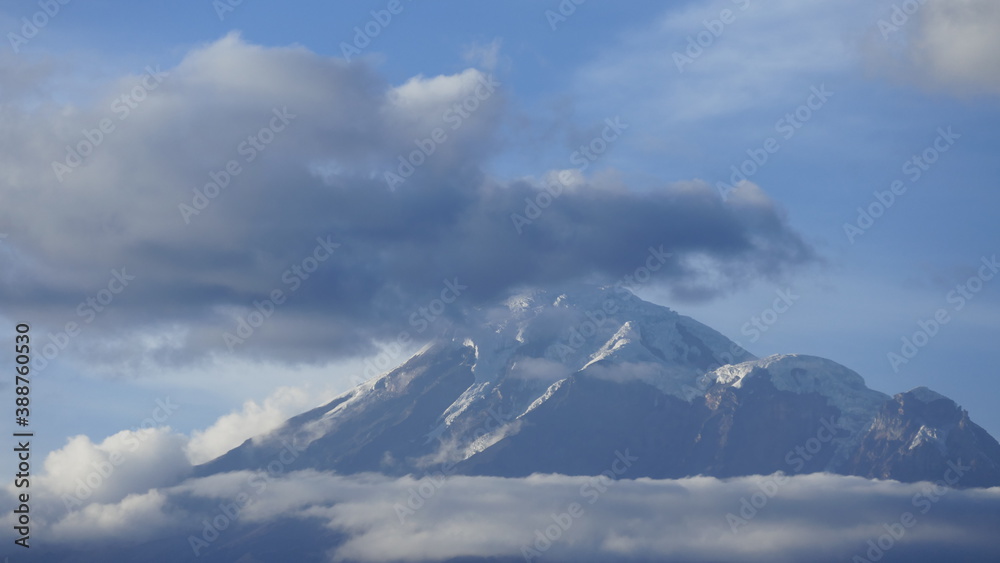 Der Chimborazo (Höhe 6310 m) galt vor der Vermessung des Himalaya als der höchste Berg der Welt. Legendär ist der Versuch der Erstbesteigung von A. v. Humboldt zusammen mit A. Bonpland und C. Montúfar
