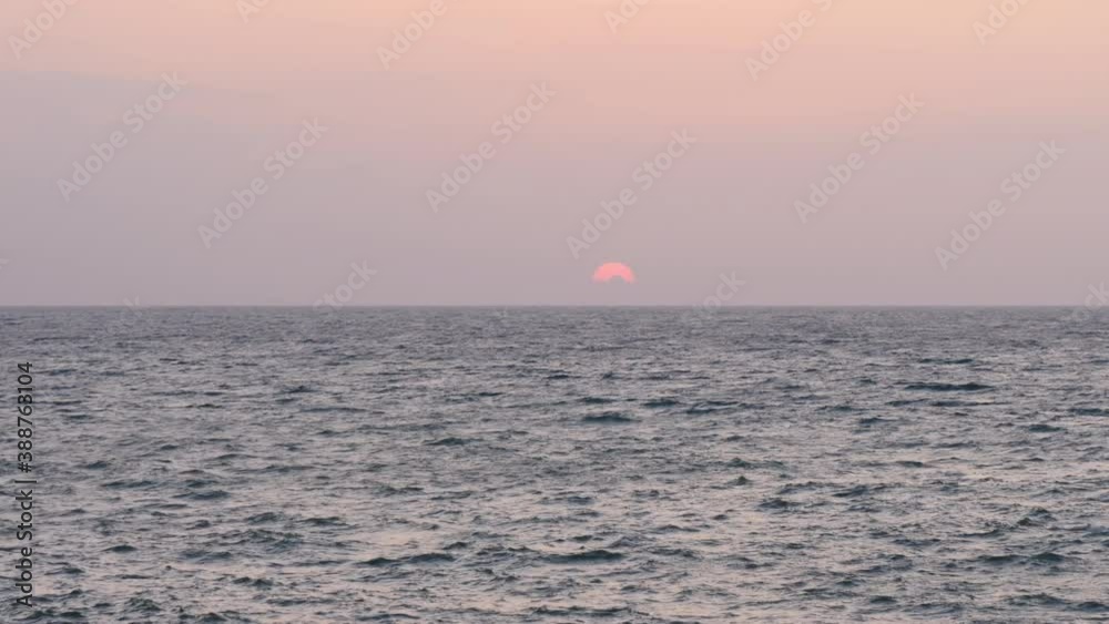 Sunset over the Ocean (real time/panning) Sunset over the Ocean (real time/panning)